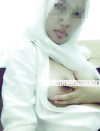 indonesia- cewek jilbab suka pose bogel